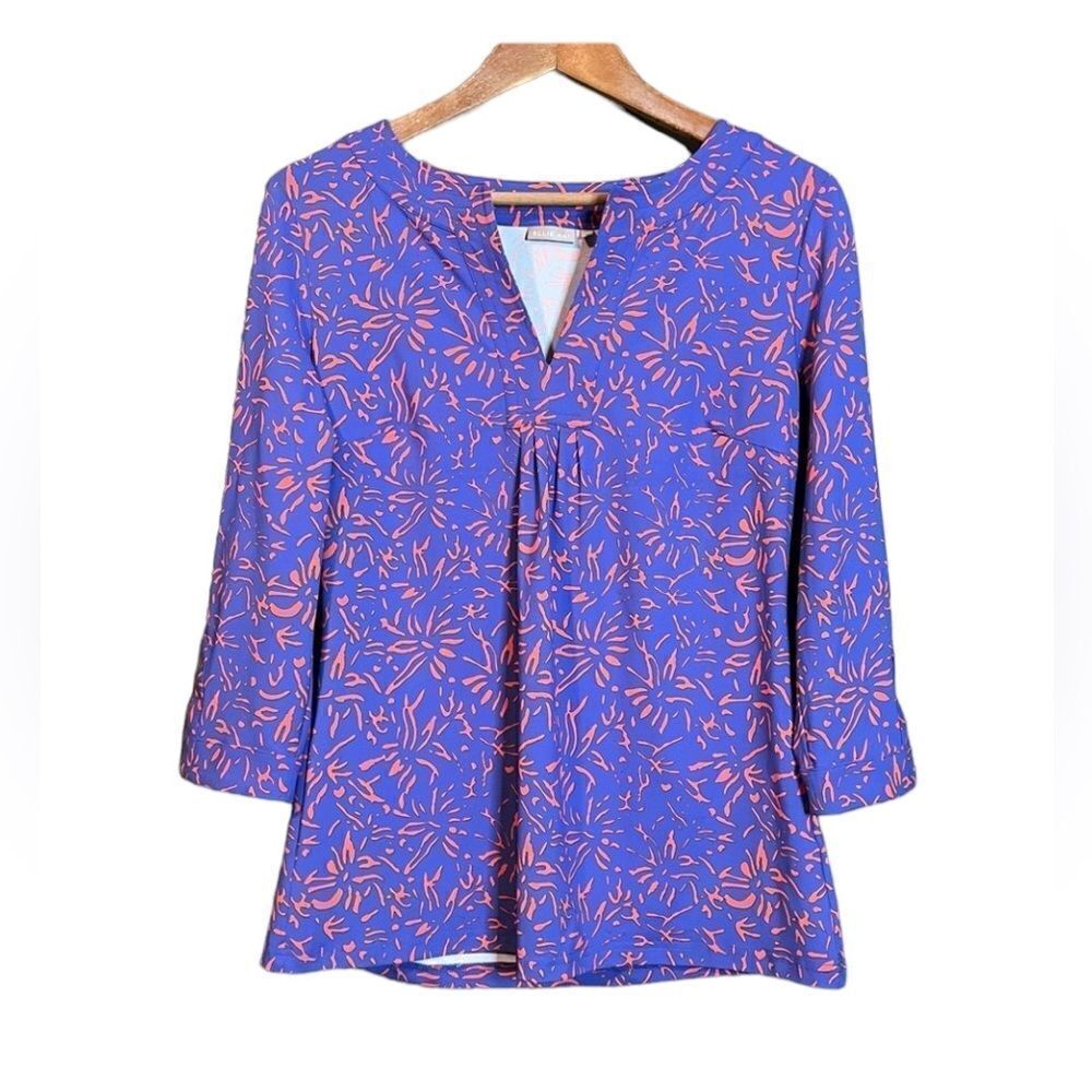 3 for $30! Ellie Kai pattern v neck shirt.‎